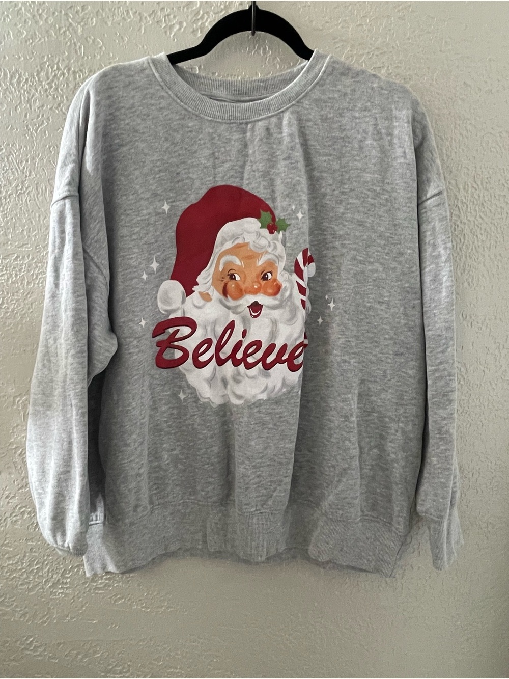 Festive Light Gray 'Believe' Crewneck Sweatshirt with Santa Graphic Large
